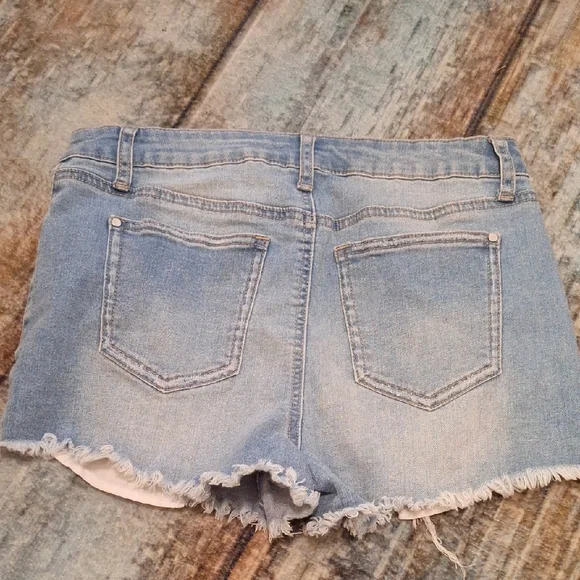 Tinseltown Blue Denim Shorts with Floral Embroidery. Excellent Condition Size 9 - Picture 9 of 10